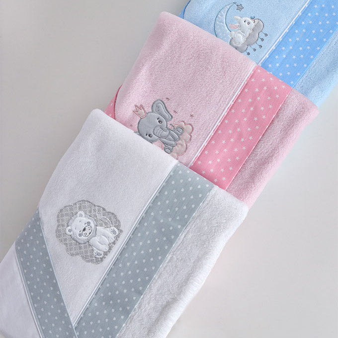 Jogo de Cama Bebé em Coralina | Bordados Sortidos | Fiil Fashionwear®
